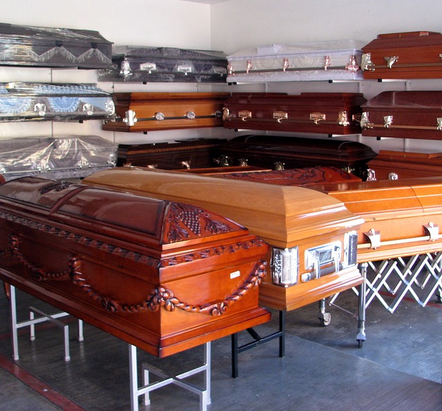 Zdjęcie trumien w zakładzie pogrzebowym